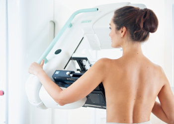 Οι επεκτάσεις βλεφαρίδων εγείρουν ανησυχίες για την ασφάλεια των ματιών