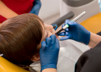 Οι επεκτάσεις βλεφαρίδων εγείρουν ανησυχίες για την ασφάλεια των ματιών